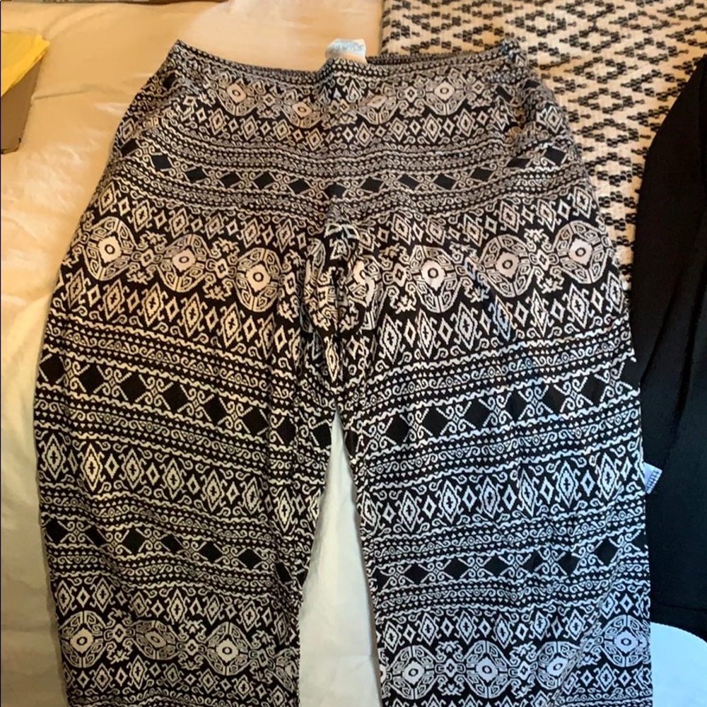 Black and white print pants